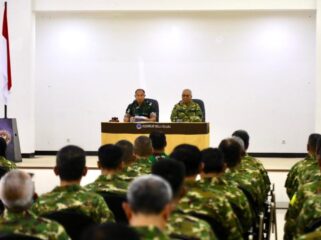 Kepala Badan Pengembangan Sumber Daya Manusia (BPSDM) Pertahanan Kemhan RI, Mayor Jenderal TNI Ketut Gede Wetan Pastia. bersama Ketua PWI Pusat Akhmad Munir saat membuka Retret PWI 2026. (Foto : Humas PWI Pusat)