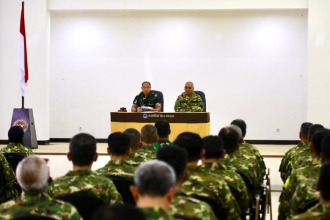
					Kepala Badan Pengembangan Sumber Daya Manusia (BPSDM) Pertahanan Kemhan RI, Mayor Jenderal TNI Ketut Gede Wetan Pastia. bersama Ketua PWI Pusat Akhmad Munir saat membuka Retret PWI 2026. (Foto : Humas PWI Pusat)