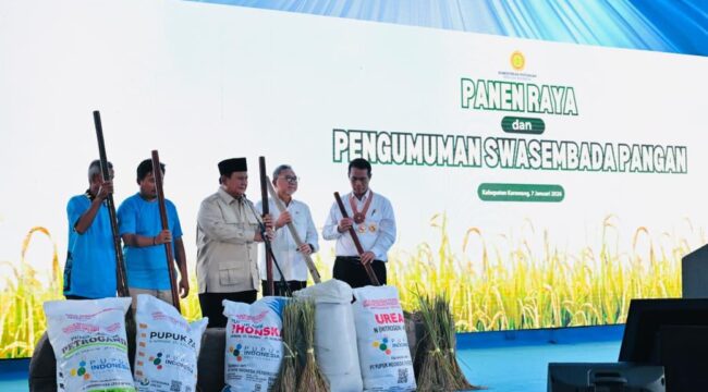Presiden Prabowo Subianto saat hadir  dalam kegiatan Panen Raya dan Pengumuman Swasembada Pangan di Desa Kertamukti, Kecamatan Cilebar, Karawang, Jawa Barat, Rabu (7/1/2026).. (Foto : BPMI  Sesnerg)