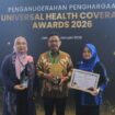 Wali Kota Tangerang H. Sachrudin saat menerima penghargaan UHC Award 2026 (Foto: Istimewa)