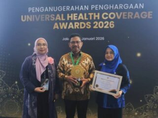 Wali Kota Tangerang H. Sachrudin saat menerima penghargaan UHC Award 2026 (Foto: Istimewa)