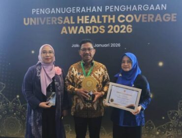 Wali Kota Tangerang H. Sachrudin saat menerima penghargaan UHC Award 2026 (Foto: Istimewa)