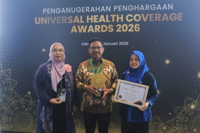 
					Wali Kota Tangerang H. Sachrudin saat menerima penghargaan UHC Award 2026 (Foto: Istimewa)