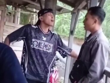 Pria yang diduga anak kades panggalih, garut, sedang diduga mengintimidasi warga yang beri kritik pembangunan desa panggalih (Foto: 1st)