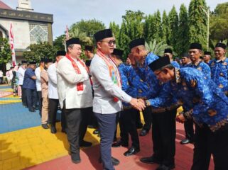 Wali Kota jakarta Pusat Arifin saat berjabat tangan dengan salah satu Pegawai PPPK paruh waktu usai dilantik. (Foto : PWI Jakpus)