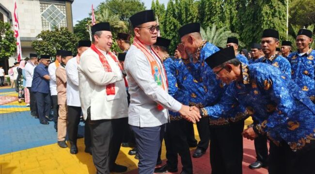 Wali Kota jakarta Pusat Arifin saat berjabat tangan dengan salah satu Pegawai PPPK paruh waktu usai dilantik. (Foto : PWI Jakpus)