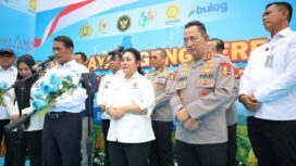 Menteri Pertanian Andi Amran Sulaiman (Pojok Kiri) saat hadir di Panen Raya. (Foto :Humas Kementan)
