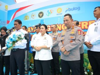 Menteri Pertanian Andi Amran Sulaiman (Pojok Kiri) saat hadir di Panen Raya. (Foto :Humas Kementan)
