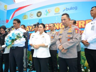 Menteri Pertanian Andi Amran Sulaiman (Pojok Kiri) saat hadir di Panen Raya. (Foto :Humas Kementan)
