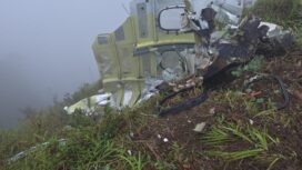 Puing-puing badan pesawat ATR 400 yang berhasil ditemukan TIM SAR gabungan. (Foto: Ist)