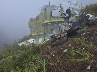 Puing-puing badan pesawat ATR 400 yang berhasil ditemukan TIM SAR gabungan. (Foto: Ist)