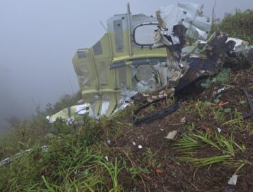 Puing-puing badan pesawat ATR 400 yang berhasil ditemukan TIM SAR gabungan. (Foto: Ist)