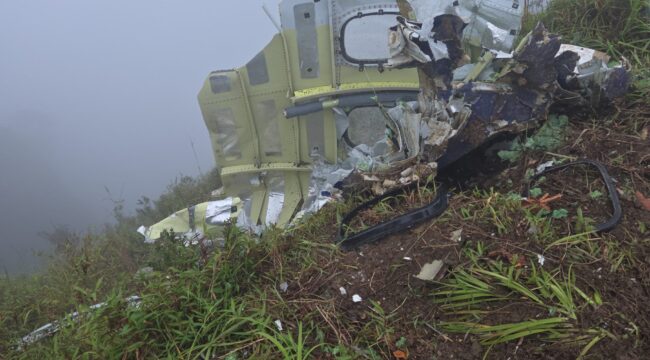 Puing-puing badan pesawat ATR 400 yang berhasil ditemukan TIM SAR gabungan. (Foto: Ist)