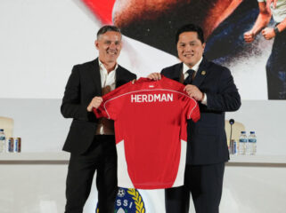 Ketua PSSI Erick Thohir saat memperkenalkan John Herdman sebagai pelatih timnas indonesia. (foto ; PSSI)
