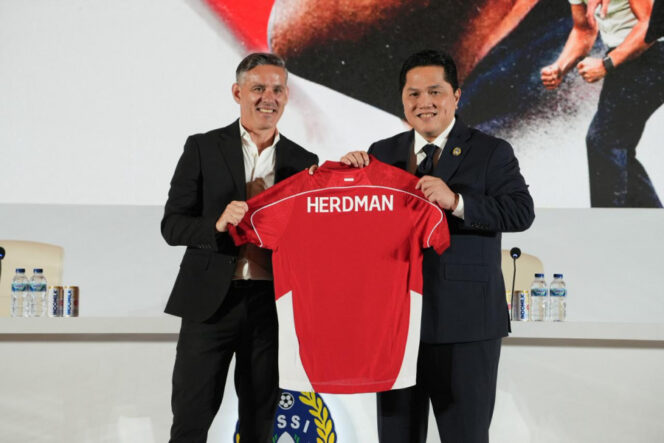
					Ketua PSSI Erick Thohir saat memperkenalkan John Herdman sebagai pelatih timnas indonesia. (foto ; PSSI)
