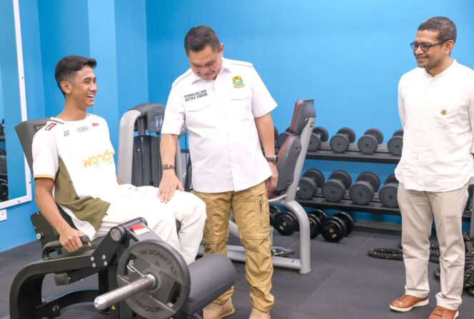 
					Ketua Umum PBSI Fadil Imran saat meninjau ruangan baru . (Foto: PBSI)