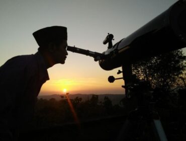 Petugas Kemenag saat mencari Hilal.dayangnya awal Ramadan  (Foto : Ist0