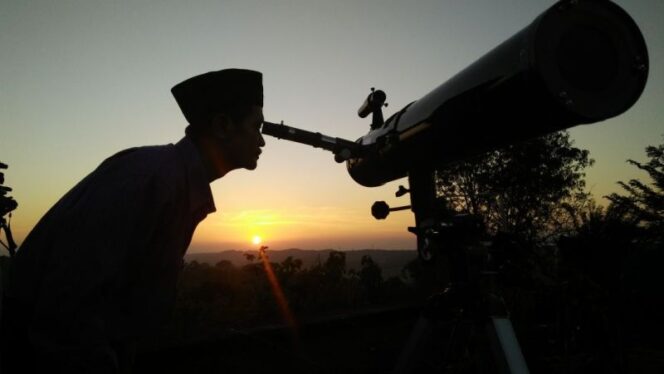 
					Petugas Kemenag saat mencari Hilal.dayangnya awal Ramadan  (Foto : Ist0