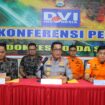 Kapolda Sulawesi Selatan Irjen Pol. Djuhandani Rahardjo Puro saat memberikan kererangan kepada awak media saat konferensi pers tentang perlembangan Jatuhnya Pewsawat 42-500