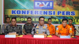 Kapolda Sulawesi Selatan Irjen Pol. Djuhandani Rahardjo Puro saat memberikan kererangan kepada awak media saat konferensi pers tentang perlembangan Jatuhnya Pewsawat 42-500