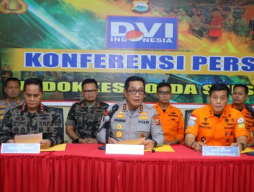 Kapolda Sulawesi Selatan Irjen Pol. Djuhandani Rahardjo Puro saat memberikan kererangan kepada awak media saat konferensi pers tentang perlembangan Jatuhnya Pewsawat 42-500