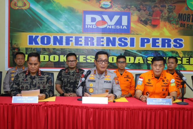 
					Kapolda Sulawesi Selatan Irjen Pol. Djuhandani Rahardjo Puro saat memberikan kererangan kepada awak media saat konferensi pers tentang perlembangan Jatuhnya Pewsawat 42-500