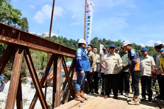 Mendagri Tito karnavian Saat mendampingi Presiden Prabowo Subianto saat meninjau progres pembangunan insfrastruktur di tapanuli Selatan . (Foto: Kemendagri)
