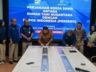 Deputi Bidang Koordinasi Pengelolaan dan Pengembangan Usaha Badan Usaha Milik Negara Ferry Irawan saat menyaksikan penandatanganan  Perjanjian Kerja Sama antara PT POS Indonesia (Persero) dengan Rumah Tani Nusantara tentang Layanan Jasa Pengiriman Komoditas Pertanian di Bandung, Selasa (6/01/2026). (Foto: kemenko Perekonomian )