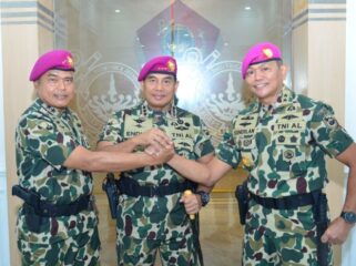 Panglima Korps Marinir (Pangkormar) Letnan Jenderal TNI (Mar) Dr. Endi Supardi, S.E., M.M., M.Tr.Opsla., CHRMP., CRMP. (tengah) saat foto bersama dengan pejabat tinggi Korps  Marinir yanng baru dilantik. (Foro : Korsp Marinir )