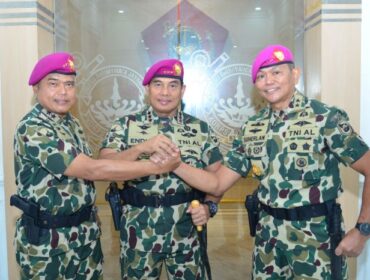 Panglima Korps Marinir (Pangkormar) Letnan Jenderal TNI (Mar) Dr. Endi Supardi, S.E., M.M., M.Tr.Opsla., CHRMP., CRMP. (tengah) saat foto bersama dengan pejabat tinggi Korps  Marinir yanng baru dilantik. (Foro : Korsp Marinir )