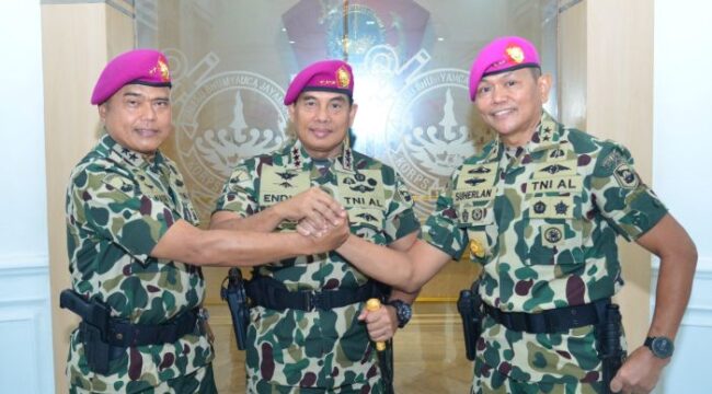Panglima Korps Marinir (Pangkormar) Letnan Jenderal TNI (Mar) Dr. Endi Supardi, S.E., M.M., M.Tr.Opsla., CHRMP., CRMP. (tengah) saat foto bersama dengan pejabat tinggi Korps  Marinir yanng baru dilantik. (Foro : Korsp Marinir )