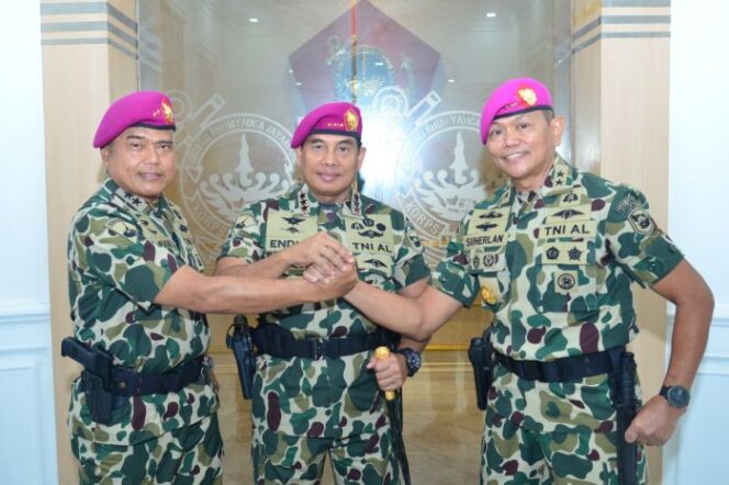 
					Panglima Korps Marinir (Pangkormar) Letnan Jenderal TNI (Mar) Dr. Endi Supardi, S.E., M.M., M.Tr.Opsla., CHRMP., CRMP. (tengah) saat foto bersama dengan pejabat tinggi Korps  Marinir yanng baru dilantik. (Foro : Korsp Marinir )