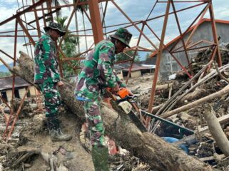 Dua Prajurit Korps Marinir saat melakukan perbaikan  insfrastruktur di Tapanuli Selatan  yang rusak akibat bencana alam. (Foto : Korps Marinir)