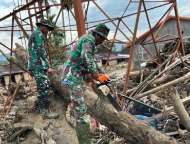 Dua Prajurit Korps Marinir saat melakukan perbaikan  insfrastruktur di Tapanuli Selatan  yang rusak akibat bencana alam. (Foto : Korps Marinir)