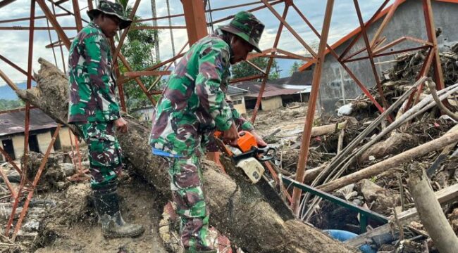 Dua Prajurit Korps Marinir saat melakukan perbaikan  insfrastruktur di Tapanuli Selatan  yang rusak akibat bencana alam. (Foto : Korps Marinir)