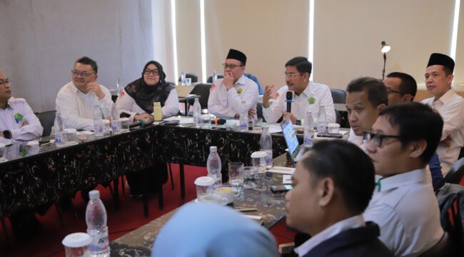  Dirjen Bimas Islam, Abu Rokhmad saat menghadiri 
Focus Group Discussion (FGD) (Foto: Kemenag)
