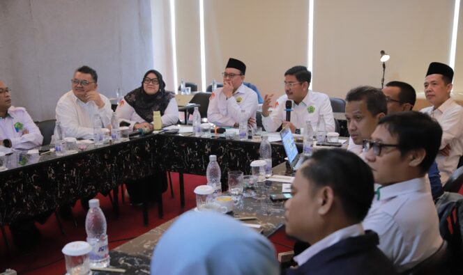 
					 Dirjen Bimas Islam, Abu Rokhmad saat menghadiri 
Focus Group Discussion (FGD) (Foto: Kemenag)
