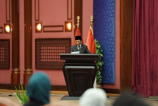 
					Menteri Agama Nasaruddin Umar saat menberikan sambutam di acara Seminar Internasional Fikih Lingkungan (Ekoteologi) di Al-Azhar Conference Center, Kairo, Mesir.. (Foto : Humas Kemenag)