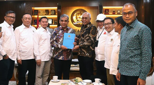 Ketua MPR RI Ahmad Muzani saat menerima Ketua PWI Pusat Akhmad Munir dan jajarannya. (Foto : PWI Pusat)