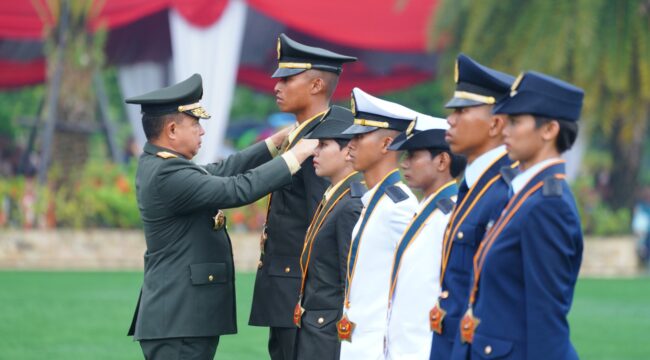 Panglima TNI Jenderal  Agus Subiyanto saat melantik  260 Perwira Prajurit Karier (Pa PK) TNI Program Khusus (Progsus) Tahun Anggaran 2026. (foto: Puspen TNI)