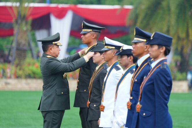 
					Panglima TNI Jenderal  Agus Subiyanto saat melantik  260 Perwira Prajurit Karier (Pa PK) TNI Program Khusus (Progsus) Tahun Anggaran 2026. (foto: Puspen TNI)