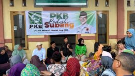  Anggota Komisi VIII DPR RI, KH Maman Imanulhaq bersama Direktur DSDD BNPB Agus Riyanto saat mengunjungi pengungsian sekaligus memberikan bantuan korban banjir di Subang Jawa Barat 
(Foto : Fraksi PKB) 
