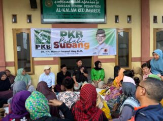  Anggota Komisi VIII DPR RI, KH Maman Imanulhaq bersama Direktur DSDD BNPB Agus Riyanto saat mengunjungi pengungsian sekaligus memberikan bantuan korban banjir di Subang Jawa Barat 
(Foto : Fraksi PKB) 