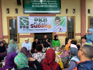  Anggota Komisi VIII DPR RI, KH Maman Imanulhaq bersama Direktur DSDD BNPB Agus Riyanto saat mengunjungi pengungsian sekaligus memberikan bantuan korban banjir di Subang Jawa Barat 
(Foto : Fraksi PKB) 