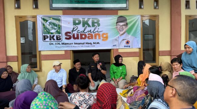  Anggota Komisi VIII DPR RI, KH Maman Imanulhaq bersama Direktur DSDD BNPB Agus Riyanto saat mengunjungi pengungsian sekaligus memberikan bantuan korban banjir di Subang Jawa Barat 
(Foto : Fraksi PKB) 