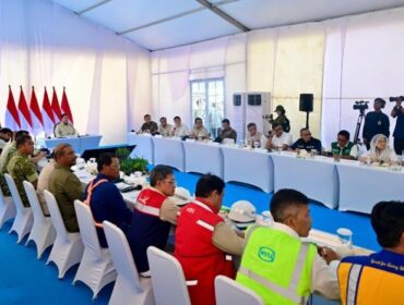 Presiden Prabowo Subianto saat memimpin rapat kabinet di Aceh Tamiang. ( Foto : BPMI Setpres)