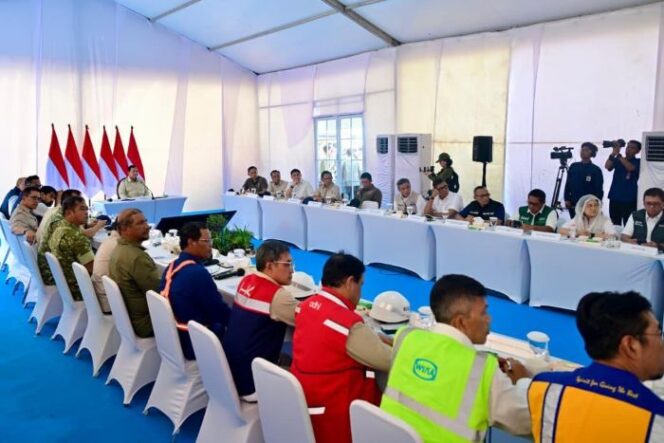 
					Presiden Prabowo Subianto saat memimpin rapat kabinet di Aceh Tamiang. ( Foto : BPMI Setpres)