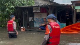 Personel dari satuan Brimob Polda Metro Jaya saat bertugas di wilayah banjir. (Foto: PMJ )