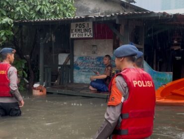 Personel dari satuan Brimob Polda Metro Jaya saat bertugas di wilayah banjir. (Foto: PMJ )