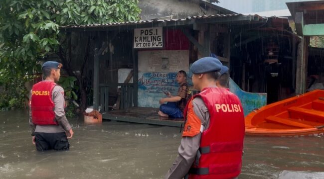 Personel dari satuan Brimob Polda Metro Jaya saat bertugas di wilayah banjir. (Foto: PMJ )
